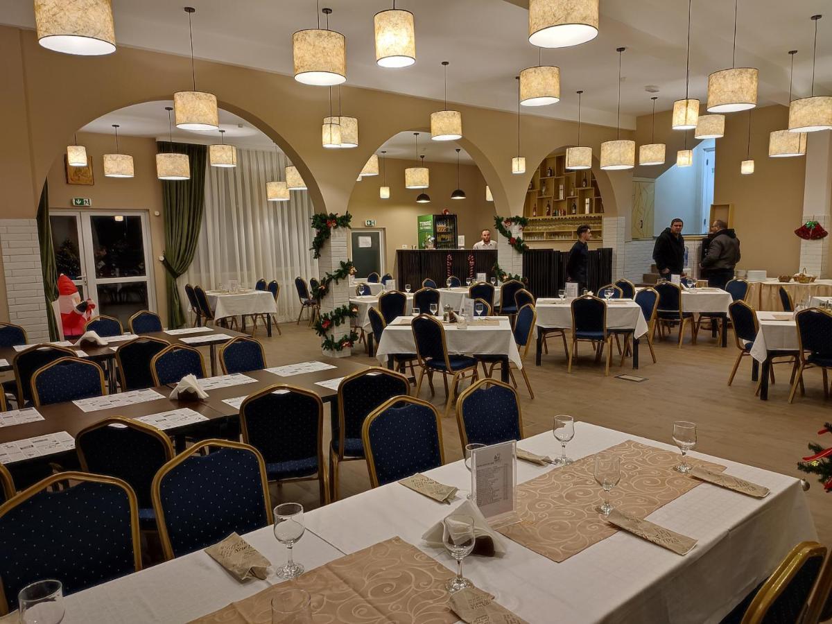 Hotel Iri Buşteni Eksteriør billede
